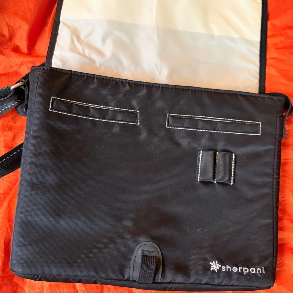 Sherpani Black Messenger Bag with warm Gray Quilted Front